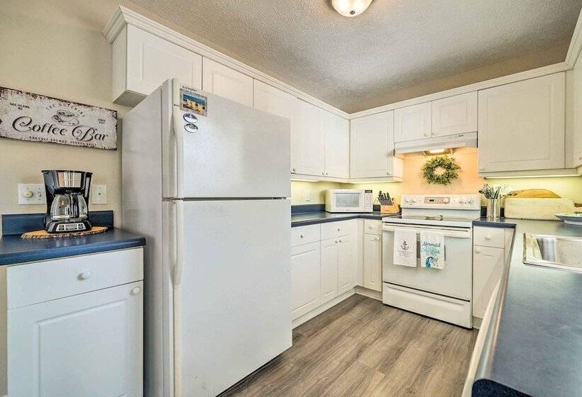 Oak Island Hideaway Hut ~ 1 Mi To Long Beach!