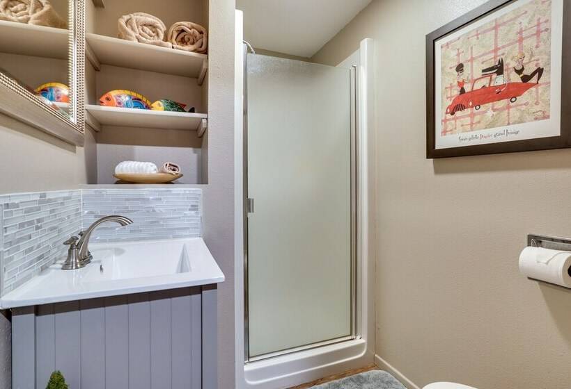 Pacific Penthouse With Sunroom & Ocean Views!