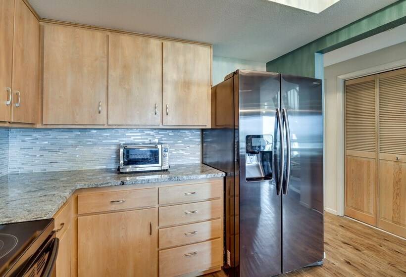 Pacific Penthouse With Sunroom & Ocean Views!