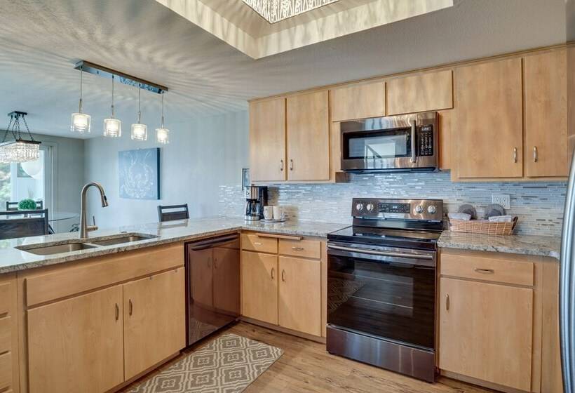 Pacific Penthouse With Sunroom & Ocean Views!