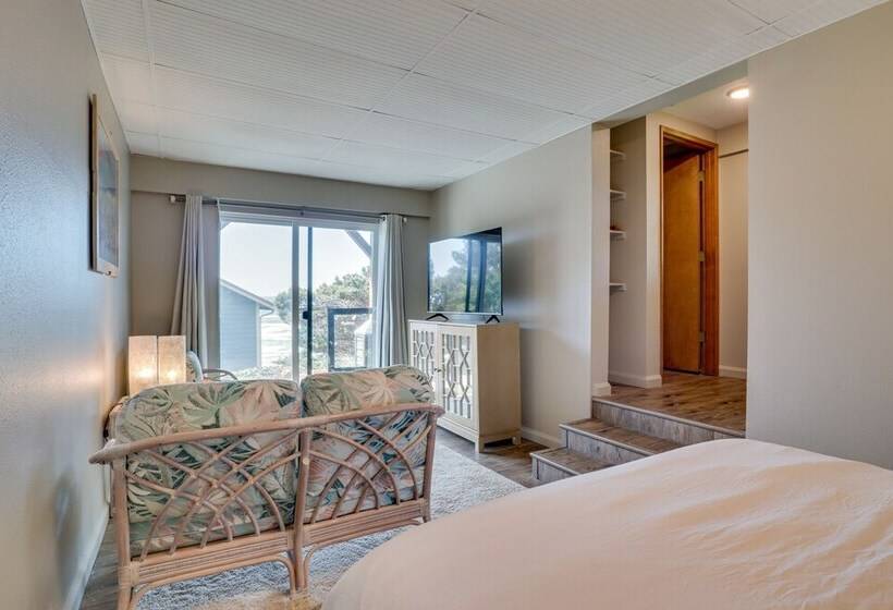 Pacific Penthouse With Sunroom & Ocean Views!