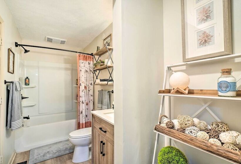 Peaceful Jamestown Retreat W/ Sauna!