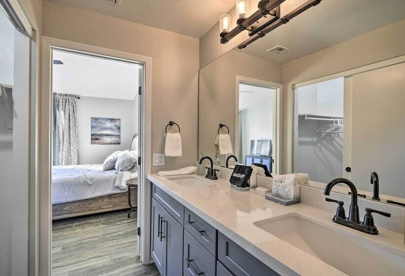 Peoria Home W/ Fenced Outdoor Pool + Yard!