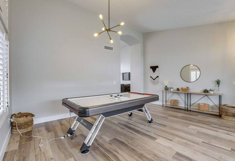 Central Peoria Home W/ Heated Pool ~ 2 Mi To Dtwn!