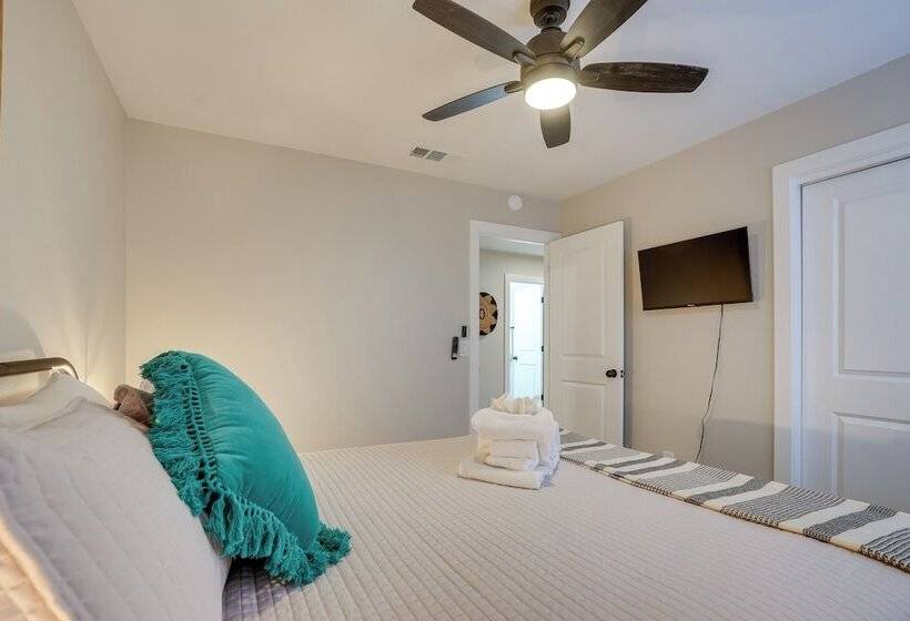 Central Peoria Home W/ Heated Pool ~ 2 Mi To Dtwn!