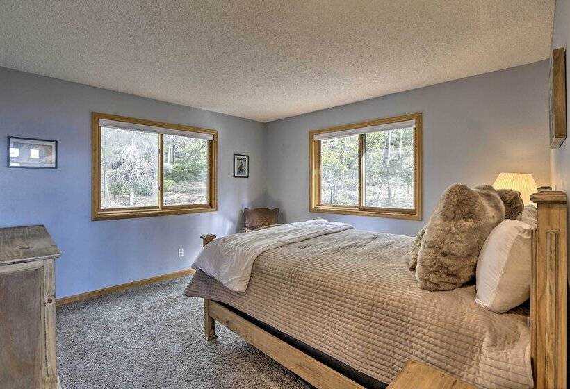 Hot Tub & Mountain Views: Conifer Cabin!