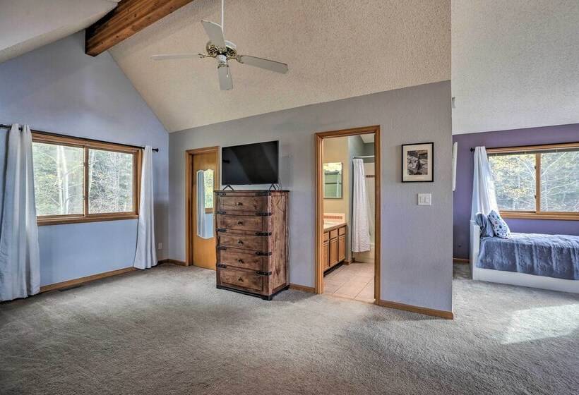 Hot Tub & Mountain Views: Conifer Cabin!