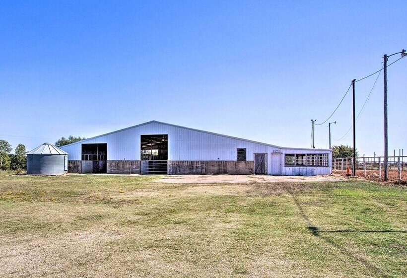 Pet Friendly Efficiency Cottage W/ Pool!