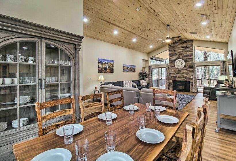 Pinetoplakeside Cabin: Walk To Stables!