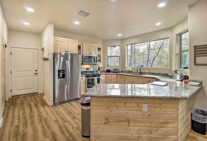 Pinetoplakeside Cabin: Walk To Stables!