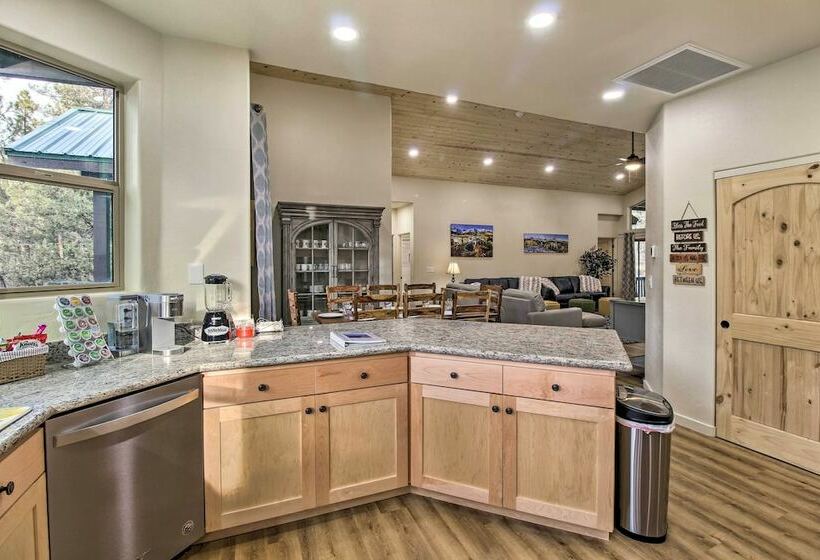 Pinetoplakeside Cabin: Walk To Stables!