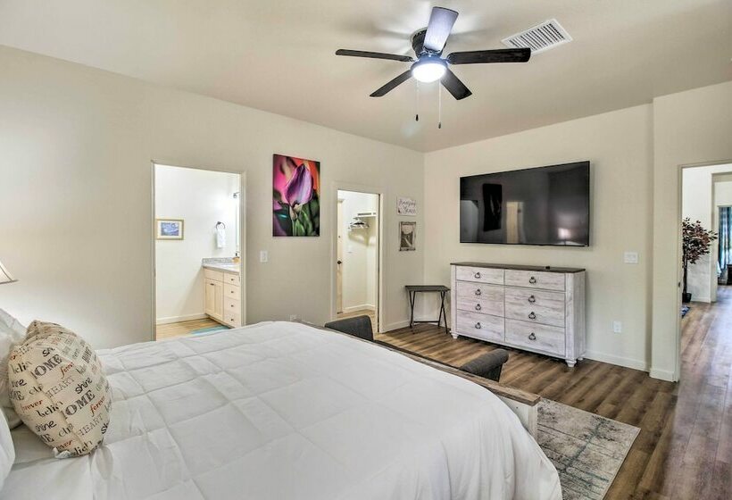 Pinetoplakeside Cabin: Walk To Stables!