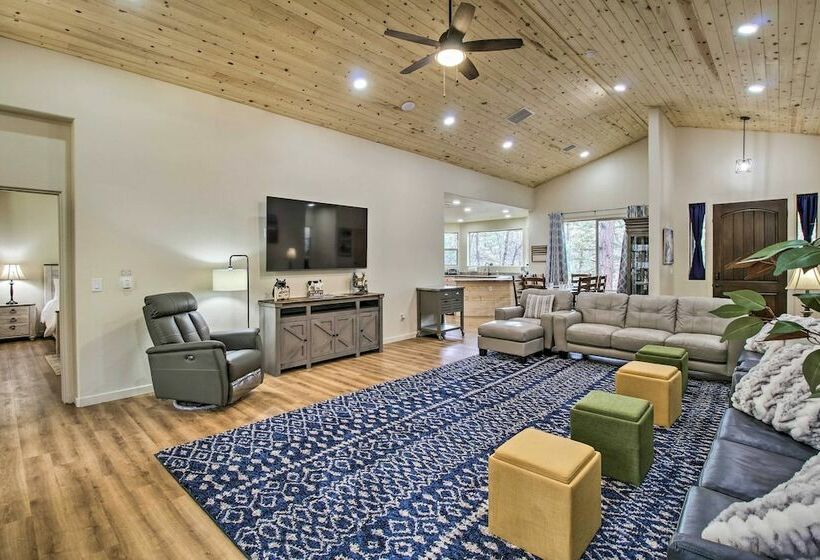 Pinetoplakeside Cabin: Walk To Stables!