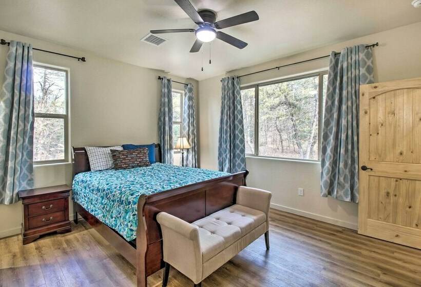 Pinetoplakeside Cabin: Walk To Stables!