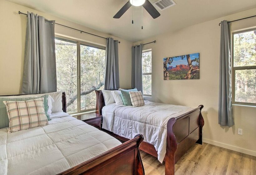 Pinetoplakeside Cabin: Walk To Stables!