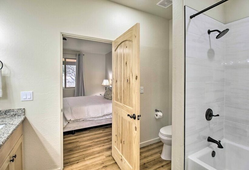 Pinetoplakeside Cabin: Walk To Stables!