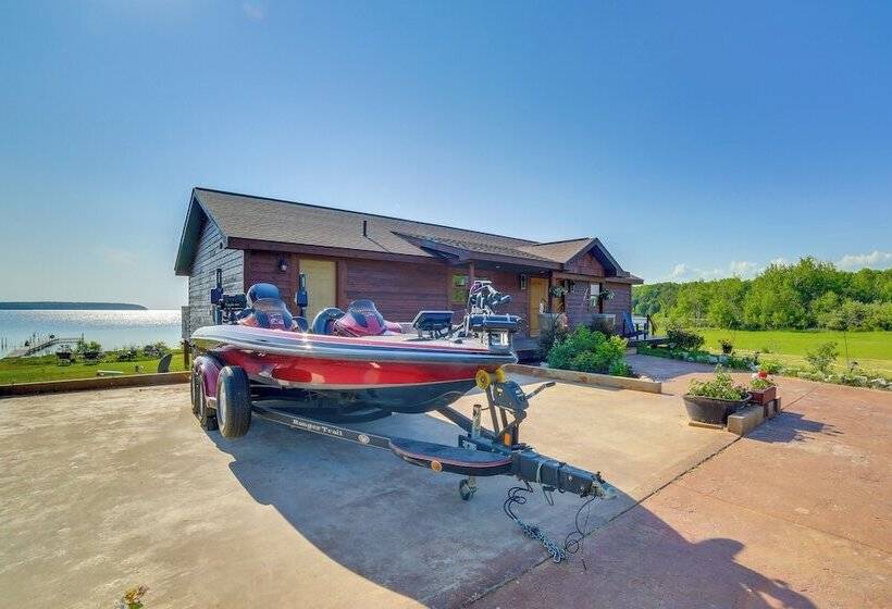 Prairie Style Home On Garden Bay W/ Deck + Hot Tub