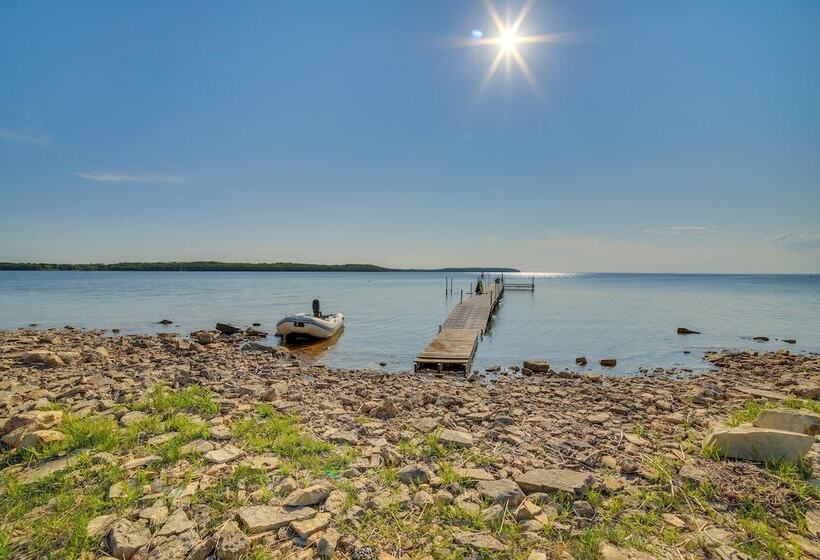 Prairie Style Home On Garden Bay W/ Deck + Hot Tub