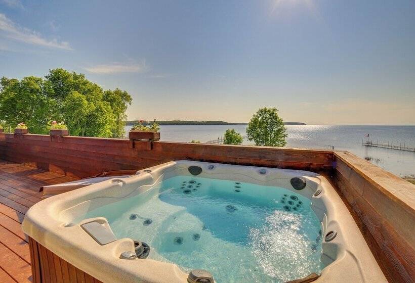 Prairie Style Home On Garden Bay W/ Deck + Hot Tub