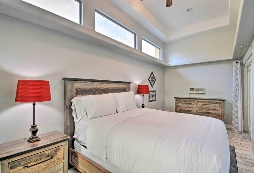 Luxe Phoenix Home: Desert Butte View & Heated Pool