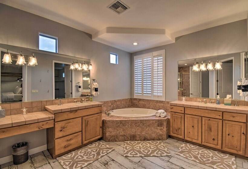 Luxe Phoenix Home: Desert Butte View & Heated Pool