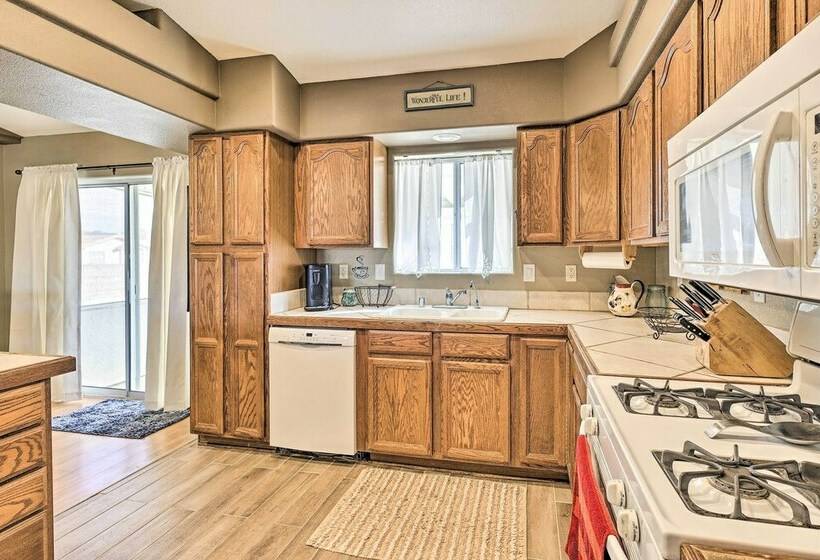 Quaint Bullhead City Home: Patio + Mtn Views!