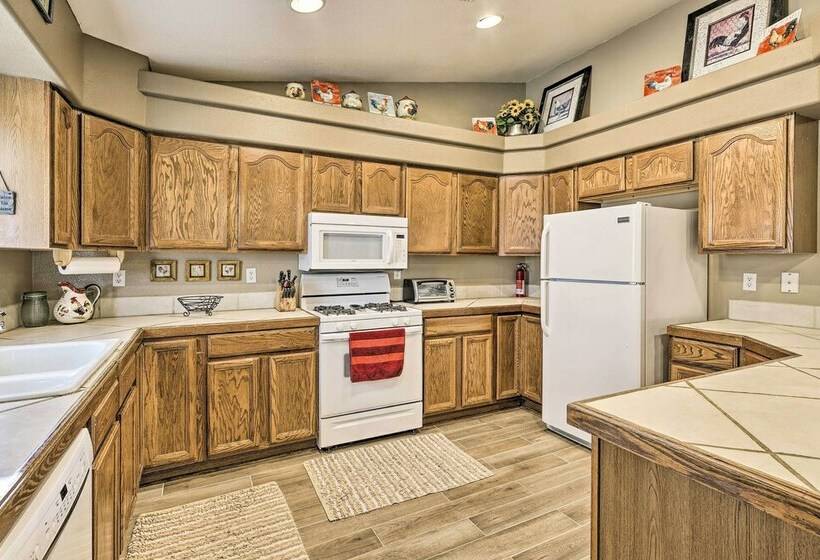 Quaint Bullhead City Home: Patio + Mtn Views!