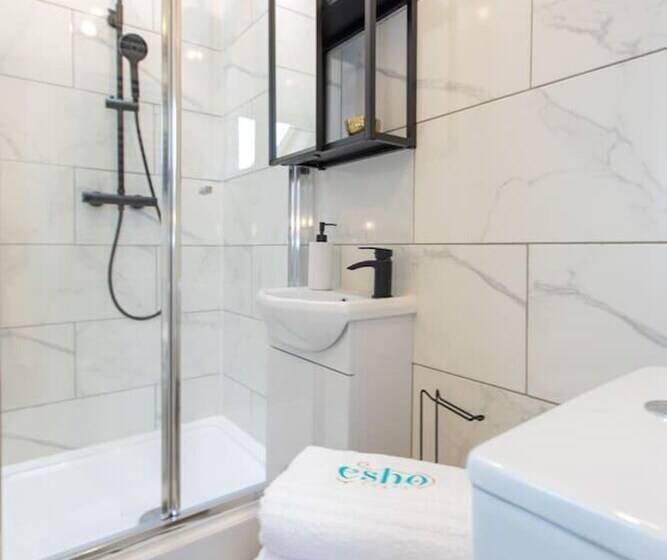 レジデンス All Ensuite,smarttvs,garden,20 Mins To Nec,parking