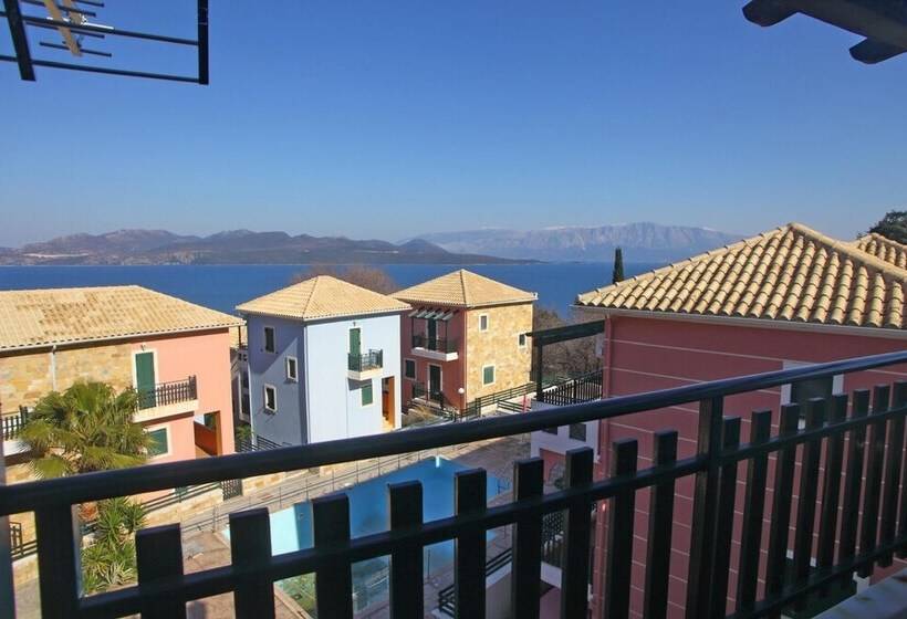 레지던스 Charming 4 Bed House In Nikiana