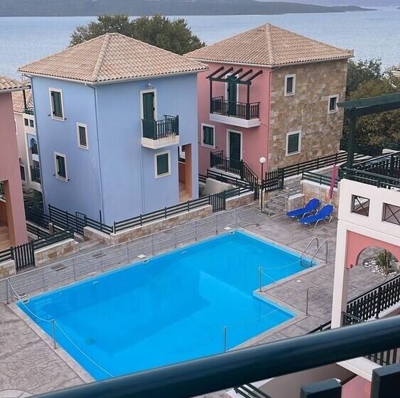 레지던스 Charming 4 Bed House In Nikiana