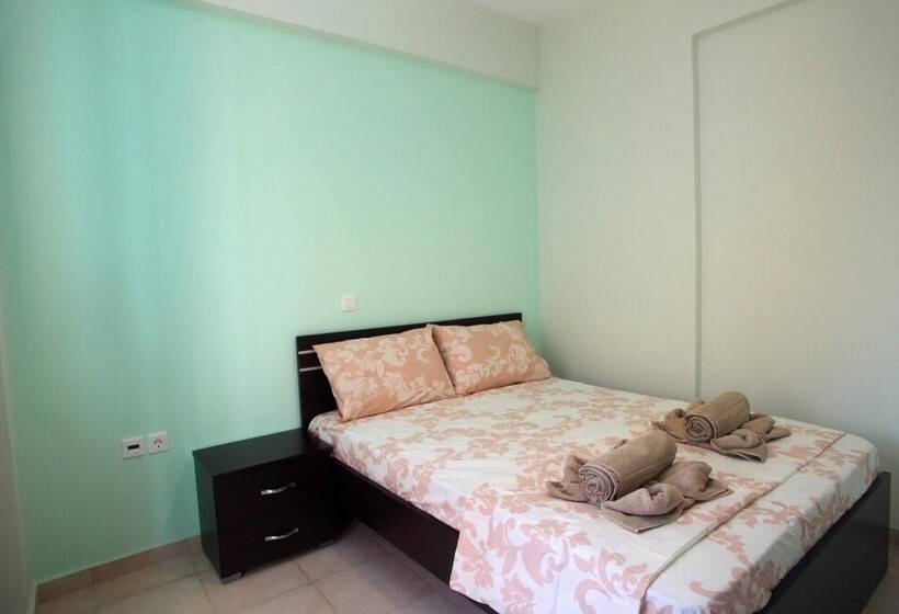 레지던스 Charming 4 Bed House In Nikiana