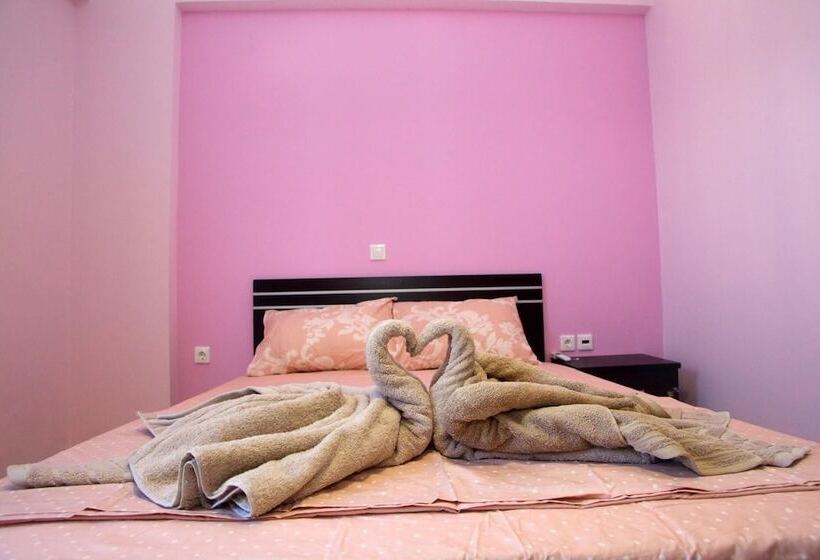 레지던스 Charming 4 Bed House In Nikiana