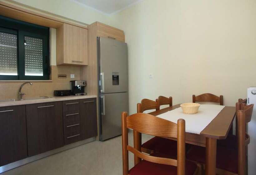 레지던스 Charming 4 Bed House In Nikiana