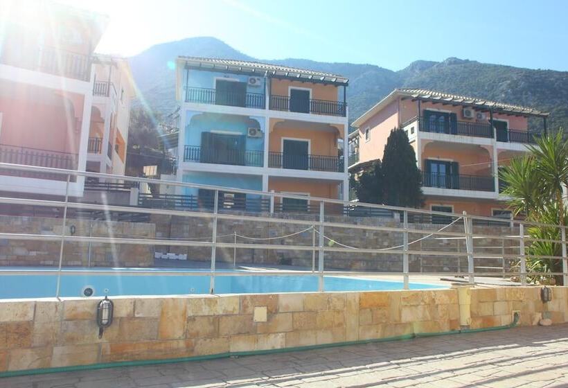 اقامتگاه Charming 4 Bed House In Nikiana