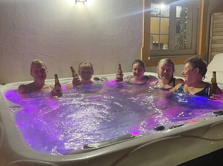 דירת נופש Fantastic House, Swimmingpool, Jacuzzi, Horses