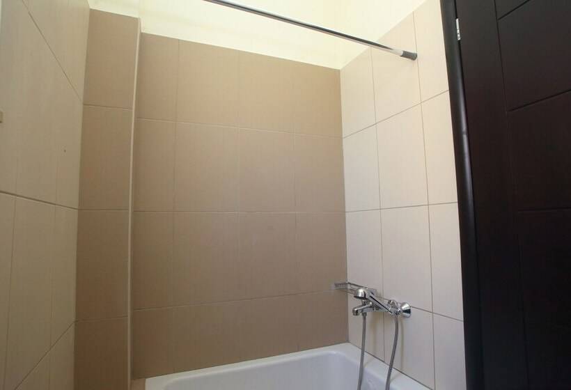 레지던스 Impeccable 4 Bed House In Nikiana