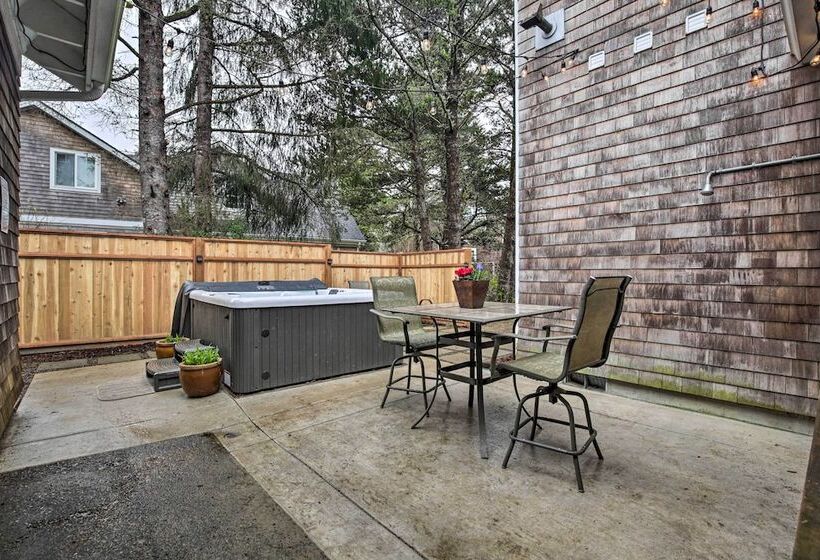 Rockaway Beach Home W/ Hot Tub: 4 Blocks To Beach!