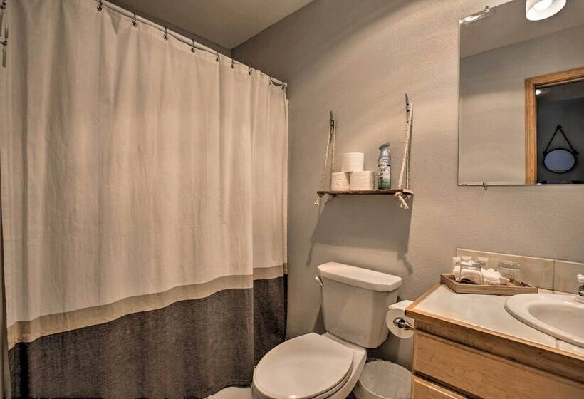 Rockaway Beach Home W/ Hot Tub: 4 Blocks To Beach!