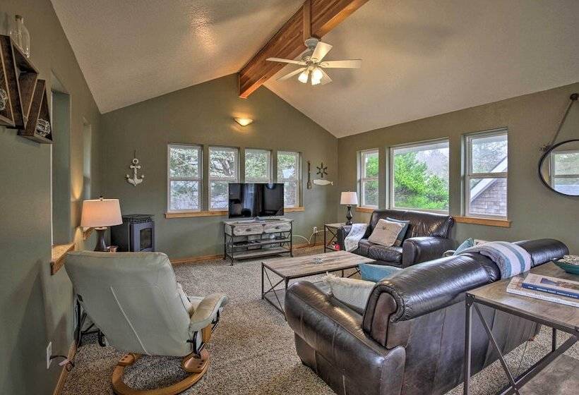 Rockaway Beach Home W/ Hot Tub: 4 Blocks To Beach!