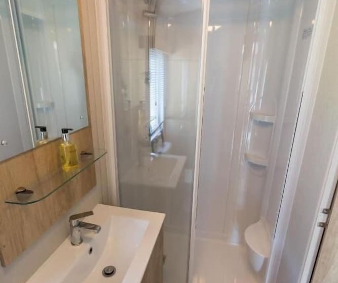 Rosedale Lakeside Lodge