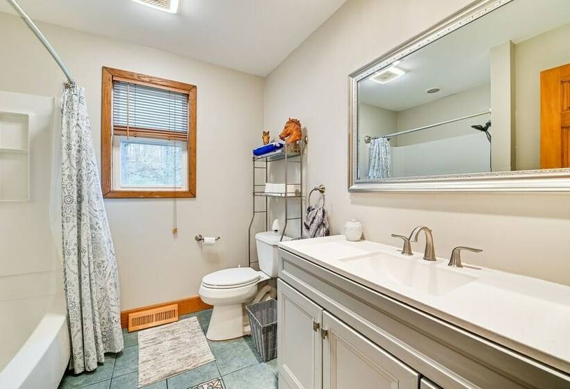 Saratoga Springs Home Near Skidmore College!