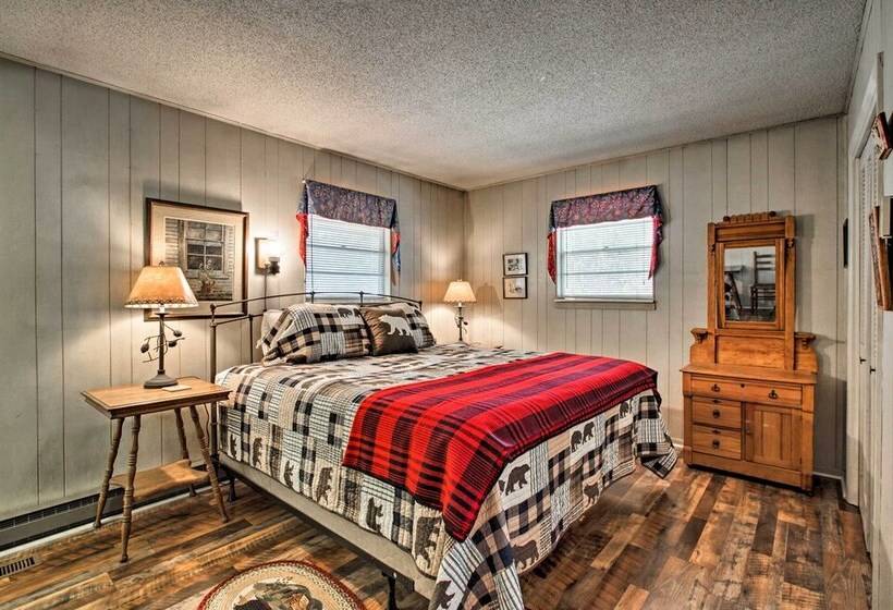 Quiet Cabin W/ Mountain Views ~ 3 Mi To Gatlinburg