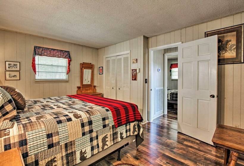 Quiet Cabin W/ Mountain Views ~ 3 Mi To Gatlinburg