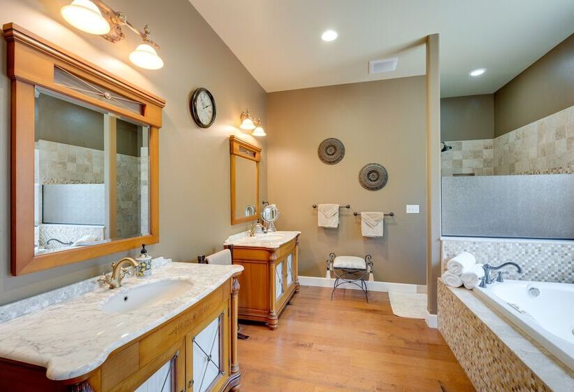 Furnished Decks & Grill: Peaceful Pioneer Home!