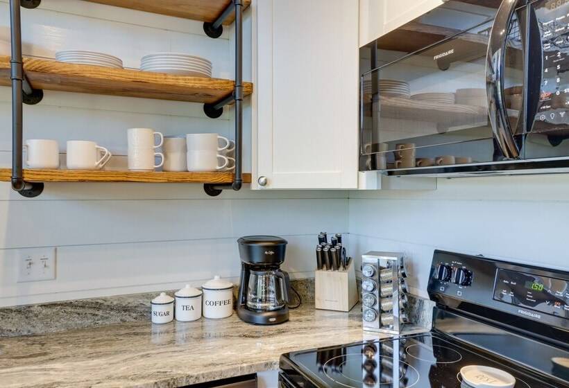 Shirley Treehouse Style Cabin W/ Lake Access!