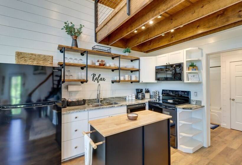 Shirley Treehouse Style Cabin W/ Lake Access!