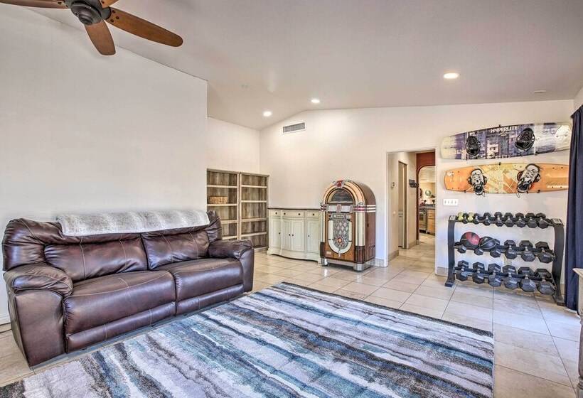 Spacious Glendale Home W/ Outdoor Kitchen!