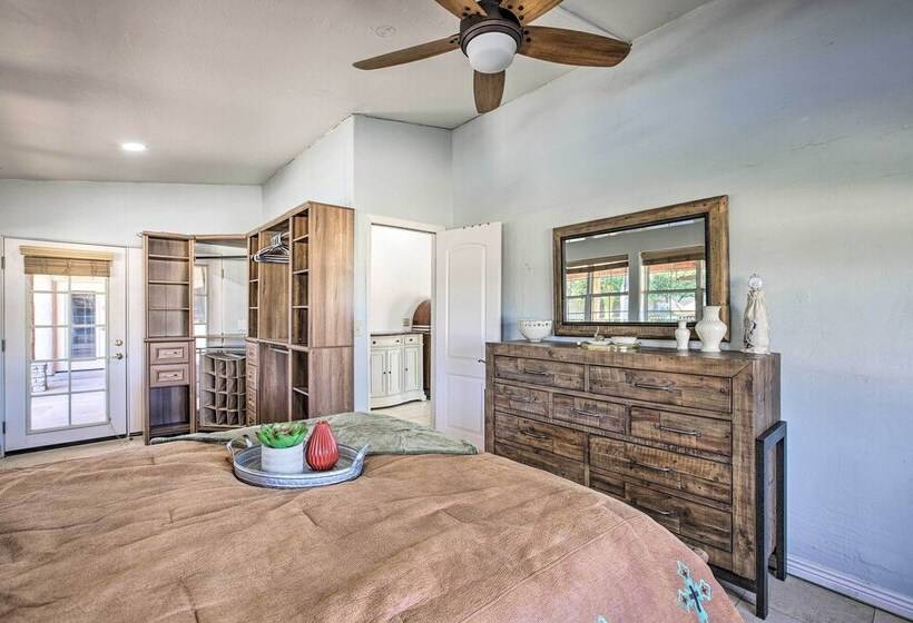 Spacious Glendale Home W/ Outdoor Kitchen!