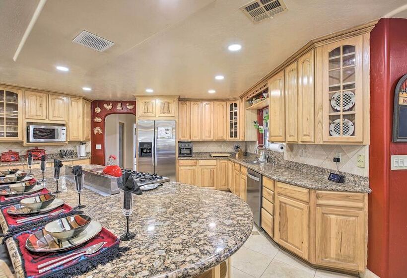 Spacious Glendale Home W/ Outdoor Kitchen!