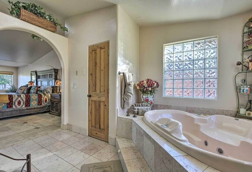 Spacious Glendale Home W/ Outdoor Kitchen!